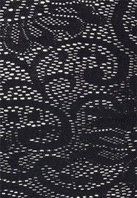 Tecido de renda preta com um intrincado padrão floral, apresentando densidades de malha variáveis que criam uma aparência texturizada e uma transparência subtil.