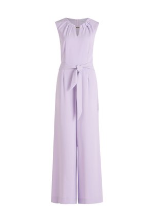 Lila mouwloze jumpsuit met een V-halslijn, geplooide voorkant en bijpassende riem, met een wijd uitlopende ontwerp en een gladde textuur.
