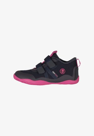 Zapatilla infantil impermeable en negro y rosa, con dos correas de velcro, suela flexible y pestaña en el talón.