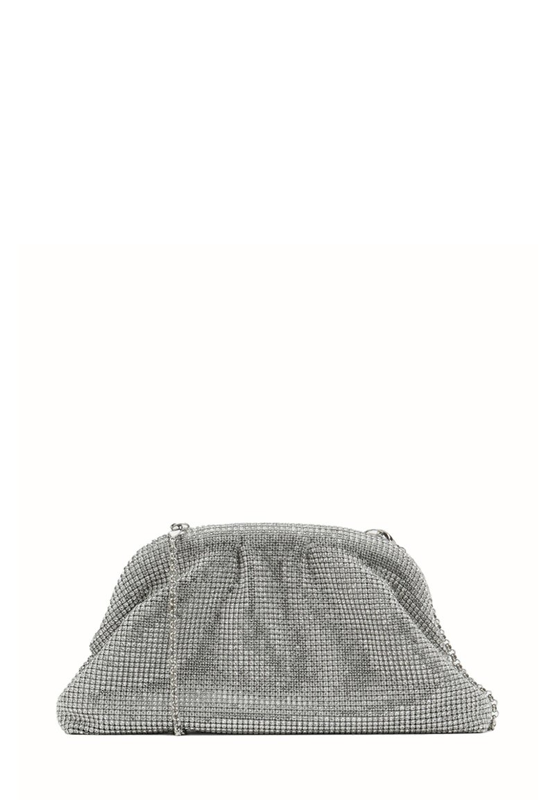 Ezüst hálós clutch táska gyűrt designnal, lánc pánttal és texturált felszínnel. Téglalap alakú, szerkezeti aljjal rendelkezik.