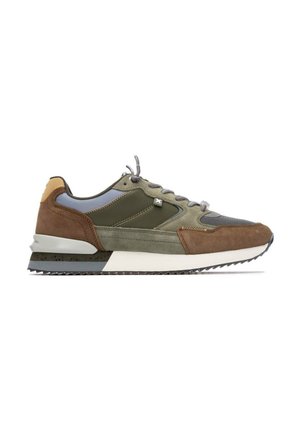 Zapatilla baja con paneles marrones, verdes y grises, cierre de cordones, suela texturizada y talón acolchado sobre fondo blanco.