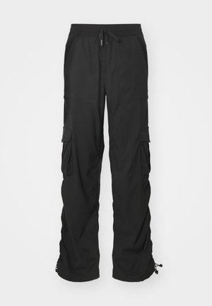 Pantaloni cargo neri con vita regolabile tramite cordino, tasche laterali e polsini elasticizzati. Realizzati in un tessuto testurizzato per resistenza e comfort.