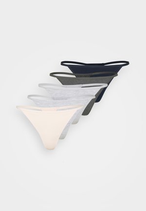Set mit fünf Tanga-Unterhosen in verschiedenen Farben: schwarz, dunkelgrau, hellgrau, weiß und beige. Hergestellt aus weichem, elastischem Stoff mit dünnen Trägern.