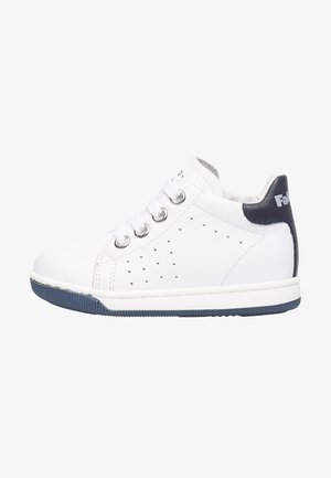 Sneaker bianco in pelle con dettagli perforati, accentuazione in navy sul tallone e suola in gomma grigia. Presenta sei fori per i lacci.
