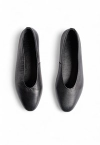 Zwarte leren ballerina's met een gladde textuur, ronde neus en geen zichtbare hardware. Het interieur heeft een zachte voering voor comfort.