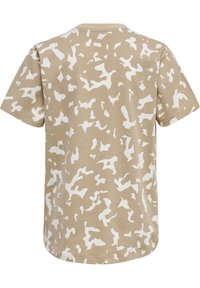 Camiseta de manga corta beige con un patrón abstracto de camuflaje blanco, cuello redondo y textura de algodón suave. Diseño sin costuras en el dobladillo.