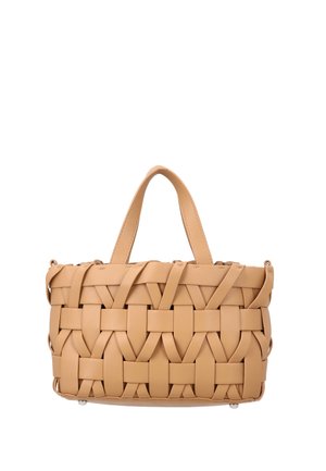 Tan læderhåndtaske med brede vævede stropper og dobbelte top-håndtag, der har en rektangulær form og metalfødder i bunden.