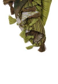 Sciarpa verde e marrone con un motivo a tasselli, caratterizzata da una miscela di texture e forme, e un design leggero e fluido.