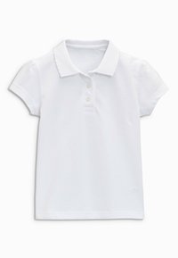 Polo shirt blanc à manches courtes en coton. Il présente un col classique, trois boutons au niveau du cou et une finition lisse et texturée.
