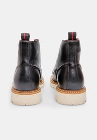 Bata Botine cu șireturi - blu