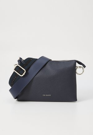 Námornícka kožená crossbody taška s textúrovaným povrchom, striebornými akcentmi a nastaviteľným popruhom so zdobením logom. Zips na vrchu.