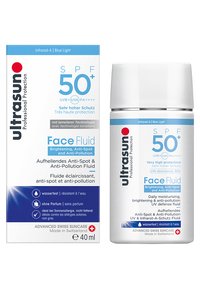 Le fluide pour le visage Ultrasun SPF 50+, 40ml, se présente dans un flacon blanc avec un bouchon à vis, des accents bleus et un texte imprimé concernant ses propriétés anti-taches et anti-pollution.