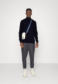 Davida Cashmere MAN HALF ZIP - Džemperis - navy