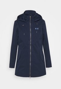 Veste longue bleu marine avec capuche, fermeture éclair devant, deux poches à rabat inclinées et petit logo "Jack Wolfskin" sur la poitrine.