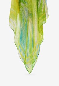 Écharpe translucide avec des motifs ondulés bleus et verts sur une surface texturée, de forme triangulaire pointue et aux bords fins cousus.