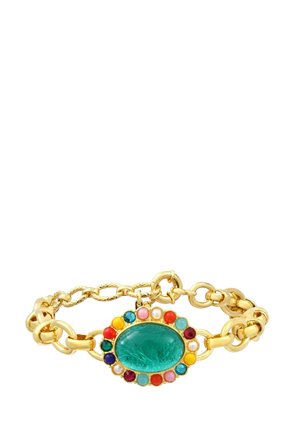 Bracelet chaîne en or avec une grande pierre ovale turquoise au centre, entourée de petites pierres multicolores et de perles, fermeture par fermoir.