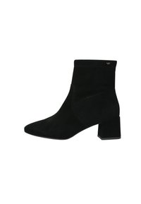 Černé semišové kotníkové boty s špičatou špičkou a blokovým podpatkem. Vyznačují se prošíváním a těsným střihem v oblasti kotníku.