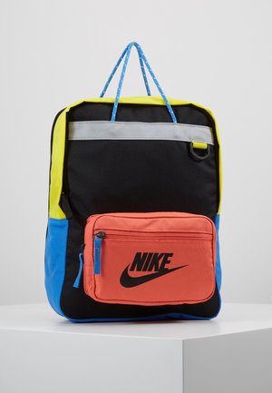 Czarny, żółty i niebieski plecak z przednią pomarańczową kieszenią na zamek błyskawiczny z czarnym logo Nike, niebieskimi uchwytami zamka i niebieskimi pętlami do noszenia na górze.