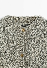 Cardigan en maille épaisse en fil gris et blanc mélangés avec un col côtelé et deux boutons dorés décoratifs sur le devant.