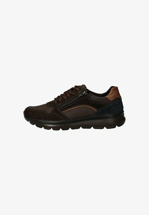 Bruine leren sneaker met oranje en blauwe accenten, gestructureerd oppervlak, vetersluiting en een gevoerde zool voor comfort en ondersteuning.