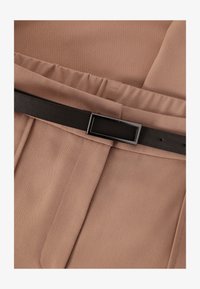 Sélectionné, beige