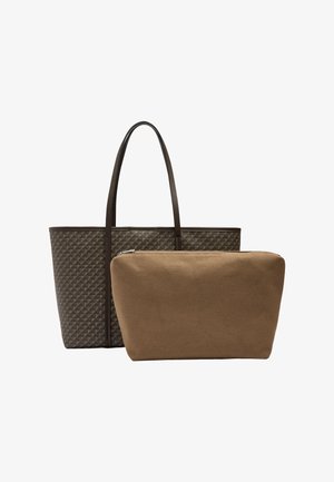 Brązowa torba typu tote z długimi uchwytami oraz gładka, jasnobrązowa kieszeń zapinana na zamek z przodu, na białym tle.