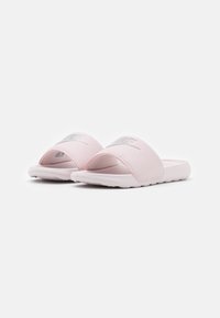 Sandales à glissière roses avec un dessus synthétique lisse, design ouvert à l'avant, semelle en caoutchouc blanche et logo embossé sur la sangle.