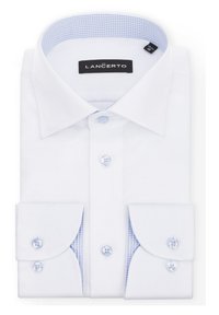 Biała koszula z teksturowanej tkaniny, niebieska podszewka w kratę w kołnierzyku i mankietach oraz jasnoniebieskie guziki. Widoczna metka marki.