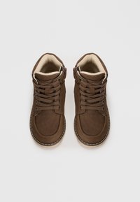 Braune Lederstiefeletten mit Schnürung, strukturierter Oberfläche, cremefarbener Innenausstattung und kontrastierenden Nähten. Verfügt über einen Reißverschluss an der Außenseite.