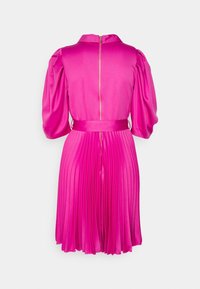 Robe rose vif avec des manches demi-longues bouffantes, une taille ceinturée, une jupe plissée et une fermeture à glissière visible dans le dos.