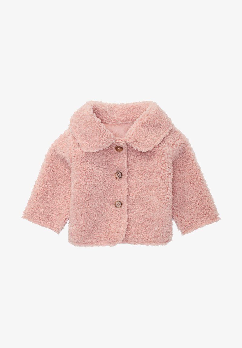 Veste en polaire rose avec un col, dotée de trois boutons marron à l'avant et d'une surface douce et texturée. Le modèle est court et manches longues.