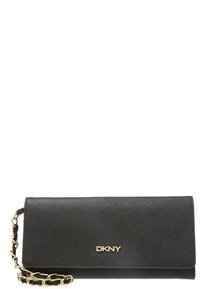 Černá kožená peněženka DKNY s texturovaným povrchem, zlatým logem a řetízkovým páskem. Má obdélníkový tvar s přehýbacím zapínáním.