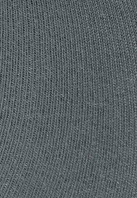 Szary dzianinowy materiał z prążkowaną fakturą, prezentujący gładkie wykończenie i równomiernie rozmieszczone poziome linie na całej powierzchni.