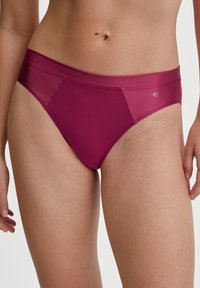 Lila bikini-slip met een soepele textuur, hoge tailleband en paneeldetails. Bevat een subtiele logo en een klassieke snit.