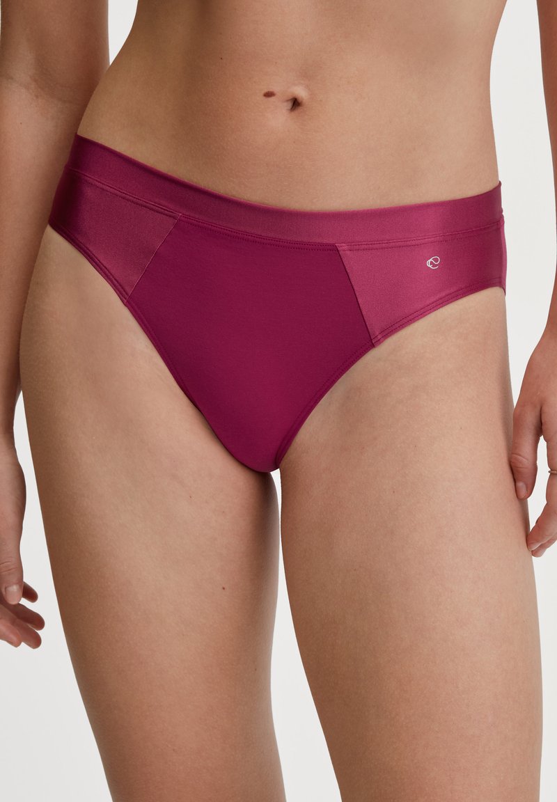 Lila bikini-slip met een soepele textuur, hoge tailleband en paneeldetails. Bevat een subtiele logo en een klassieke snit.