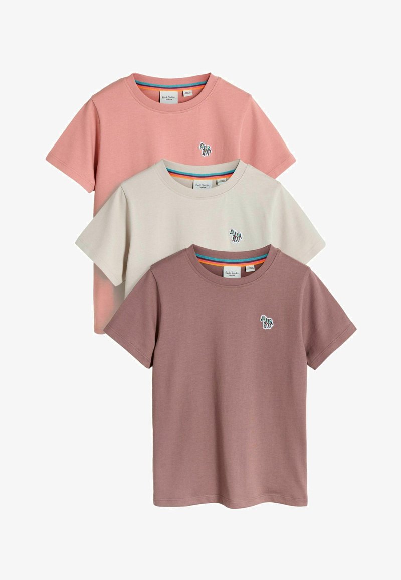 Drei Rundhalsausschnitt-T-Shirts in sanftem Rosa, Beige und Mauve. Jedes hat ein kleines Zebra-Logo auf der Brust und einen mehrfarbigen inneren Kragen.
