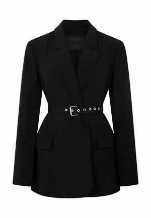 Sacou negru croită, cu nasturi dubli, rever cu crestătură, buzunare cu clapă și o curea neagră cu cataramă aurie și ochiuri în talie.