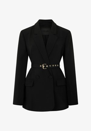 Sacou negru croită, cu nasturi dubli, rever cu crestătură, buzunare cu clapă și o curea neagră cu cataramă aurie și ochiuri în talie.