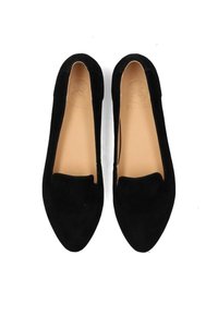 Ballerine nere in suede con punta affusolata e dettagli a taglio. Progettate con un interno in pelle beige e una texture liscia.
