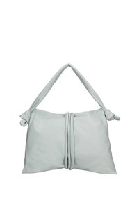 Lichtgrijze handtas van zacht materiaal, met een geknoopt handvat en een geplooide vormgeving met een centraal accent. Soepele textuur overal.