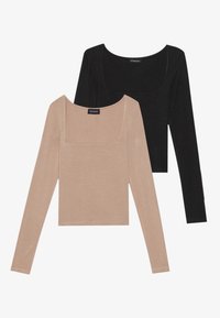 Två långärmade toppar: en beige och en svart. Båda har en fyrkantig halsringning och är gjorda av ett mjukt, lätt material.
