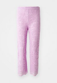 Roze kanten broek met een geschulpte zoom, voorzien van intrigerende bloemmotieven. De stof lijkt lichtgewicht en textuur te hebben, ontworpen voor een aansluitende silhouet.