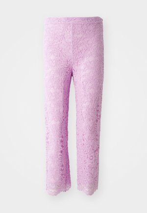 Pantalons en dentelle rose avec un ourlet festonné, présentant des motifs floraux complexes. Le tissu semble léger et texturé, conçu pour une silhouette ajustée.