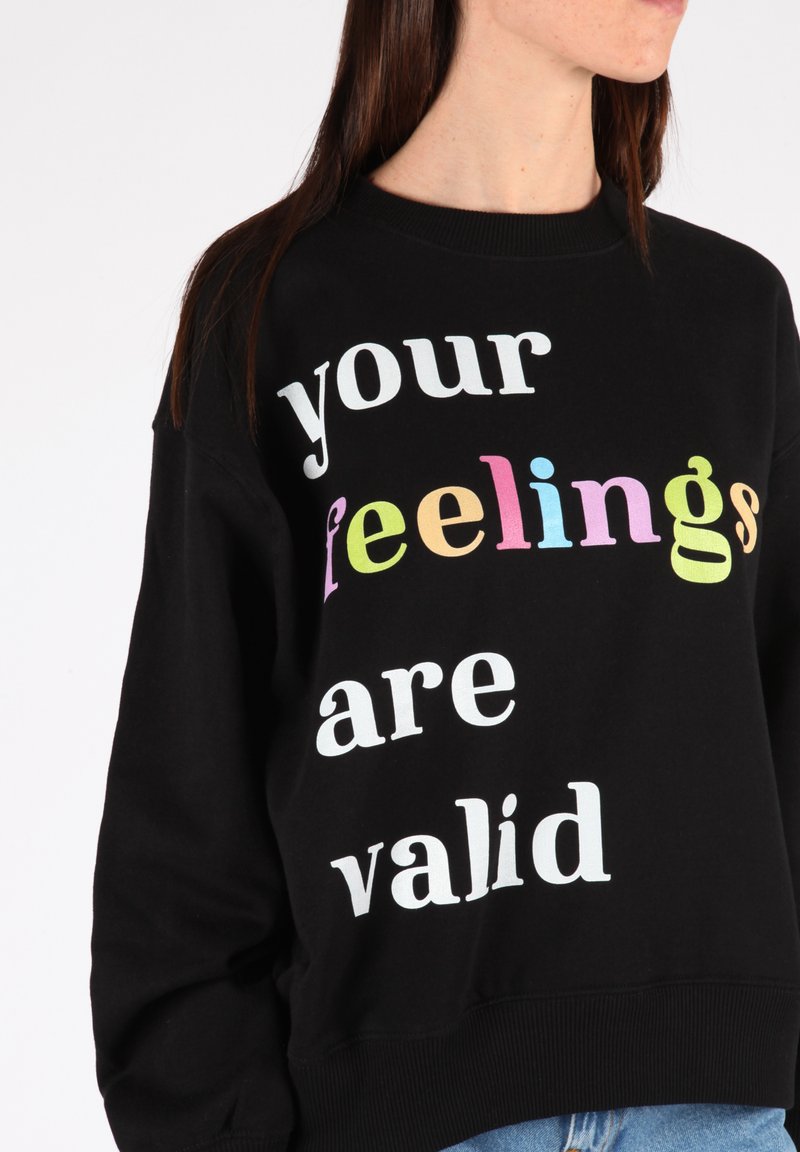 Damen Sweatshirts | dandalo YOUR FEELINGS ARE VALID A Sweatshirt black/schwarz - OM03014 Damen Sweatshirts | dandalo YOUR FEELINGS ARE VALID A Sweatshirt black/schwarz - OM03014