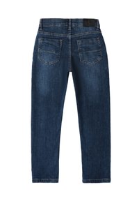 Jeans de mezclilla azul oscuro con corte recto, que cuentan con dos bolsillos traseros y un parche con el logo en la cintura. Detalle de costura clásica en toda la prenda.