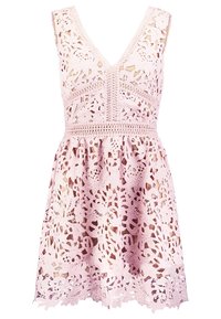 Robe sans manches en dentelle rose avec un décolleté en V profond, des motifs découpés floraux, une taille cintrée et une jupe évasée.
