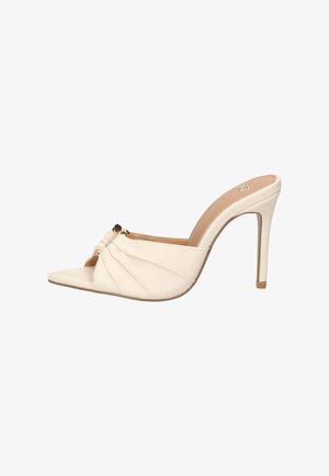 Mule beige open-toe con tacco alto, tomaia in pelle plissettata e piccolo accento dorato sulla parte superiore, tacco a spillo.