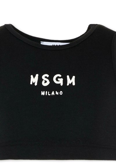 Top noir court avec le texte blanc "MSGM MILANO" imprimé sur la poitrine, présentant un col rond et un design sans manches.