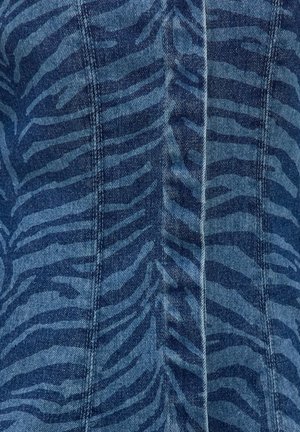 Tissu en denim avec un motif de rayures zébrées bleu foncé et des coutures verticales visibles.