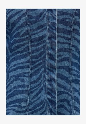 Tela de mezclilla con patrón de rayas de cebra en azul oscuro y costuras verticales visibles.